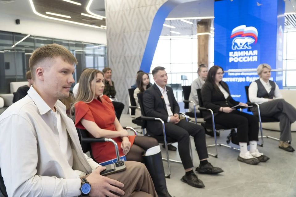 Молодёжь Колымы представила губернатору Сергею Носову инициативы по благоустройству, культуре и спорту Молодёжь Колымы представила губернатору Сергею Носову инициативы по благоустройству, культуре и спорту