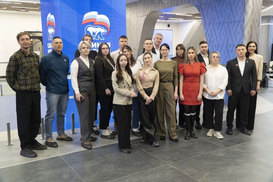 Молодёжь Колымы представила губернатору Сергею Носову инициативы по благоустройству, культуре и спорту Молодёжь Колымы представила губернатору Сергею Носову инициативы по благоустройству, культуре и спорту