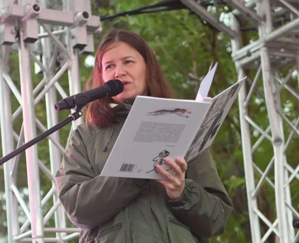 Поэтесса Галина Дядина получила премию Правительства РФ за книгу, выпущенную магаданским издательством «Охотник» Поэтесса Галина Дядина получила премию Правительства РФ за книгу, выпущенную магаданским издательством «Охотник»