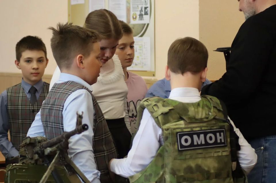 ОМОН «Гвардеец» провел уроки безопасности для магаданской молодежи ОМОН «Гвардеец» провел уроки безопасности для магаданской молодежи