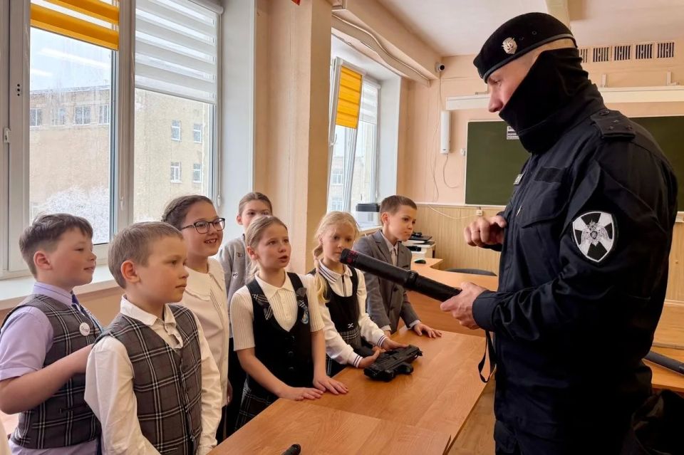 ОМОН «Гвардеец» провел уроки безопасности для магаданской молодежи ОМОН «Гвардеец» провел уроки безопасности для магаданской молодежи