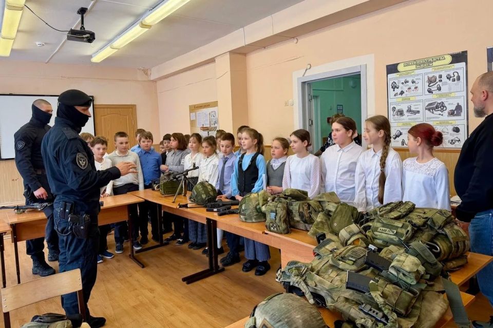 ОМОН «Гвардеец» провел уроки безопасности для магаданской молодежи