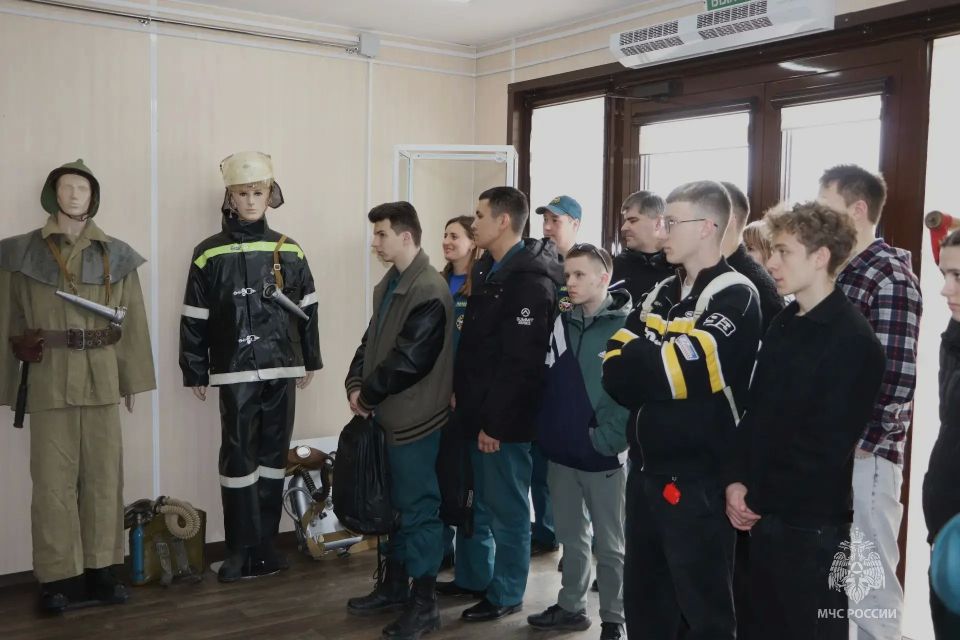 Встреча поколений: ветеран пожарной охраны передал опыт будущим спасателям Встреча поколений: ветеран пожарной охраны передал опыт будущим спасателям