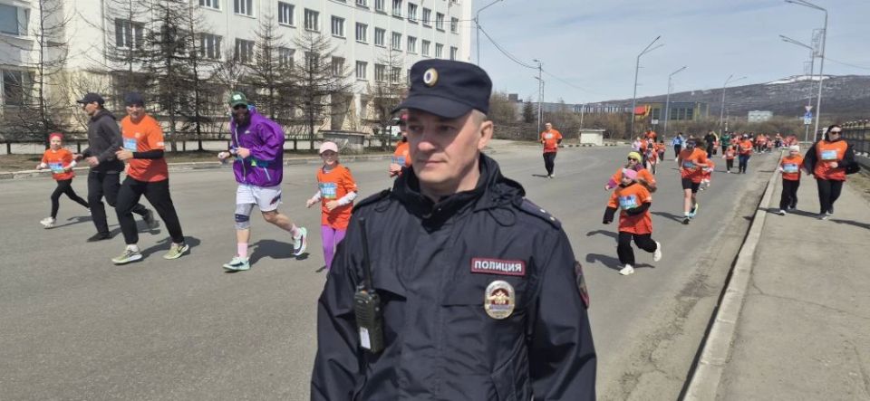 В Магадане полицейские обеспечивают охрану общественного порядка при проведении 10-го Всероссийского полумарафона "ЗаБег.РФ" В Магадане полицейские обеспечивают охрану общественного порядка при проведении 10-го Всероссийского полумарафона "ЗаБег.РФ"