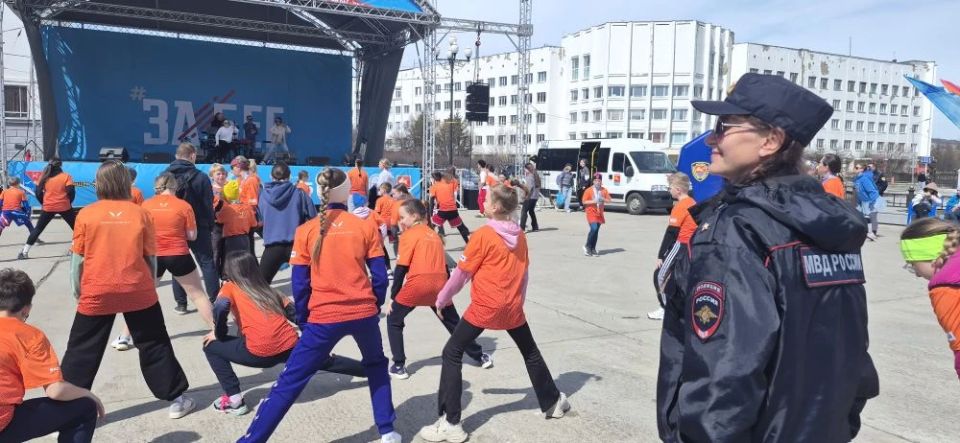 В Магадане полицейские обеспечивают охрану общественного порядка при проведении 10-го Всероссийского полумарафона "ЗаБег.РФ" В Магадане полицейские обеспечивают охрану общественного порядка при проведении 10-го Всероссийского полумарафона "ЗаБег.РФ"