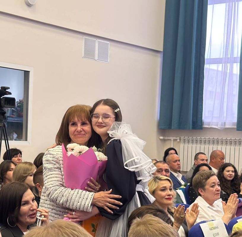 Первый заместитель председателя Магаданской городской Думы Петр Бурмистров принял участие в торжественной линейке «Последний звонок» в лицее Первый заместитель председателя Магаданской городской Думы Петр Бурмистров принял участие в торжественной линейке «Последний звонок» в лицее