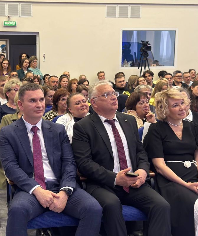 Первый заместитель председателя Магаданской городской Думы Петр Бурмистров принял участие в торжественной линейке «Последний звонок» в лицее Первый заместитель председателя Магаданской городской Думы Петр Бурмистров принял участие в торжественной линейке «Последний звонок» в лицее