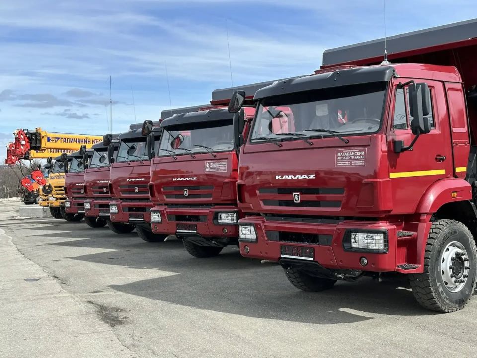 Сергей Носов вручил ключи от новых самосвалов и автокранов представителям ГЭЛУДА и Магадантеплосети Сергей Носов вручил ключи от новых самосвалов и автокранов представителям ГЭЛУДА и Магадантеплосети