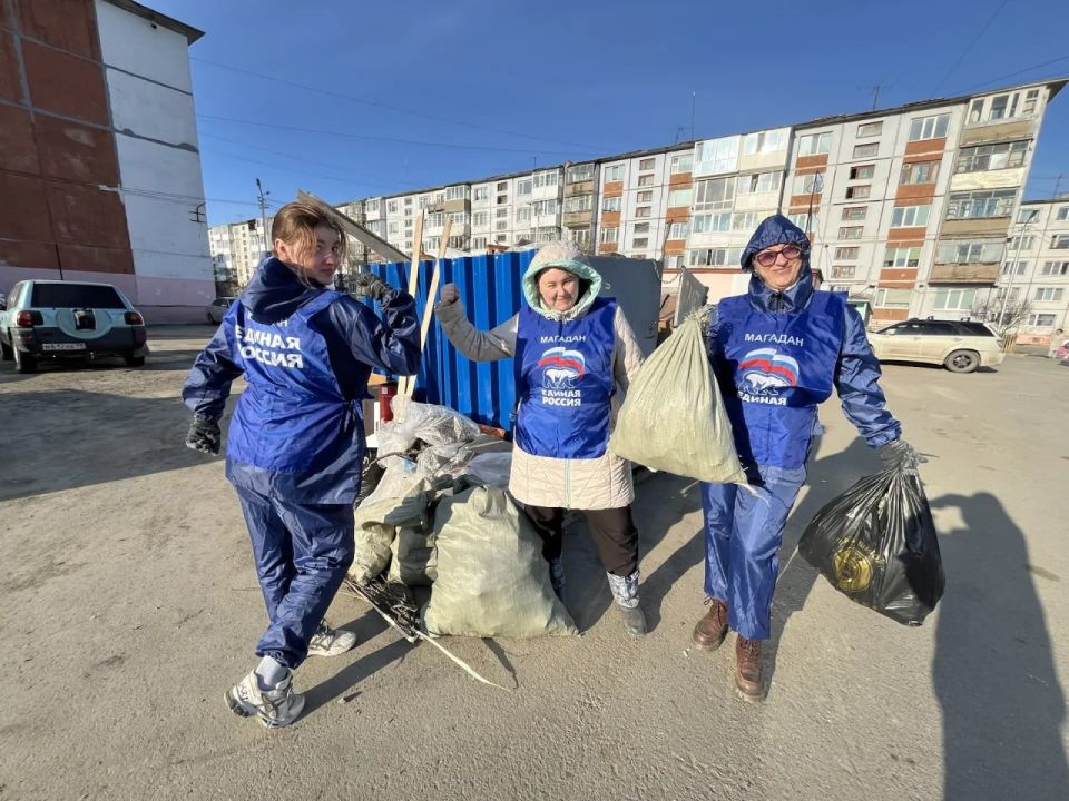 Активисты «Единой России» приводят в порядок детские площадки после зимы Активисты «Единой России» приводят в порядок детские площадки после зимы