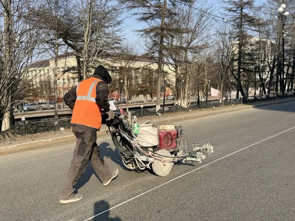 Горсвет приступил к нанесению дорожной разметки в Магадане Горсвет приступил к нанесению дорожной разметки в Магадане