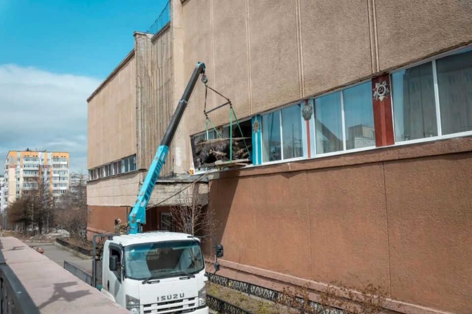 Подъемный кран помог переселить медведей из магаданского краеведческого музея Подъемный кран помог переселить медведей из магаданского краеведческого музея