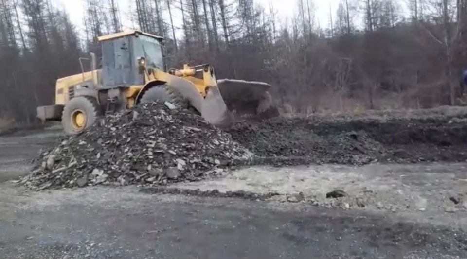 В результате обильного движения талых вод 28 мая произошло размытие участка автодороги «Ларюковая – Усть-Среднекан» на 11 километре