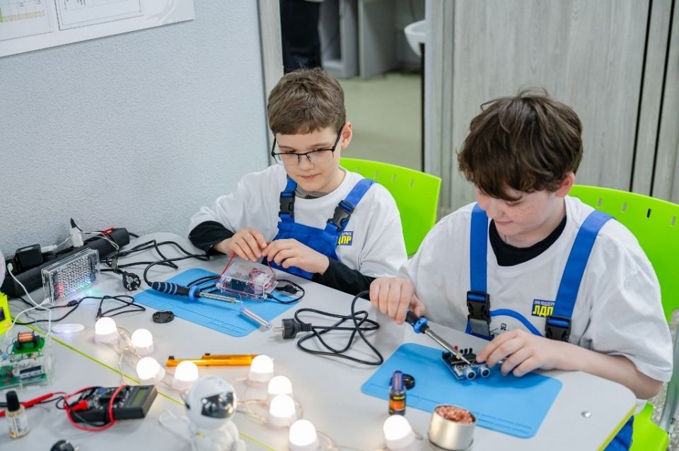 В колымской столице на базе Центра дополнительного образования детей «IT-куб» в школе № 15 открылся первый в регионе космический класс В колымской столице на базе Центра дополнительного образования детей «IT-куб» в школе № 15 открылся первый в регионе космический класс