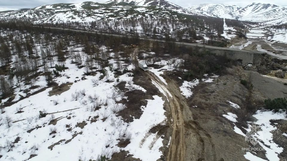На месте ЧС в Среднеканском округе работает тяжёлая дорожная техника, которая прокладывает временный объезд вокруг повреждённого участка трассы На месте ЧС в Среднеканском округе работает тяжёлая дорожная техника, которая прокладывает временный объезд вокруг повреждённого участка трассы