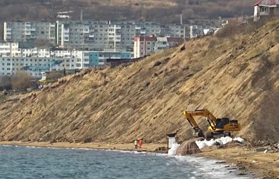 Для защиты берега бухты Нагаева в Магадане строят стену длиной почти 1,7 км Для защиты берега бухты Нагаева в Магадане строят стену длиной почти 1,7 км