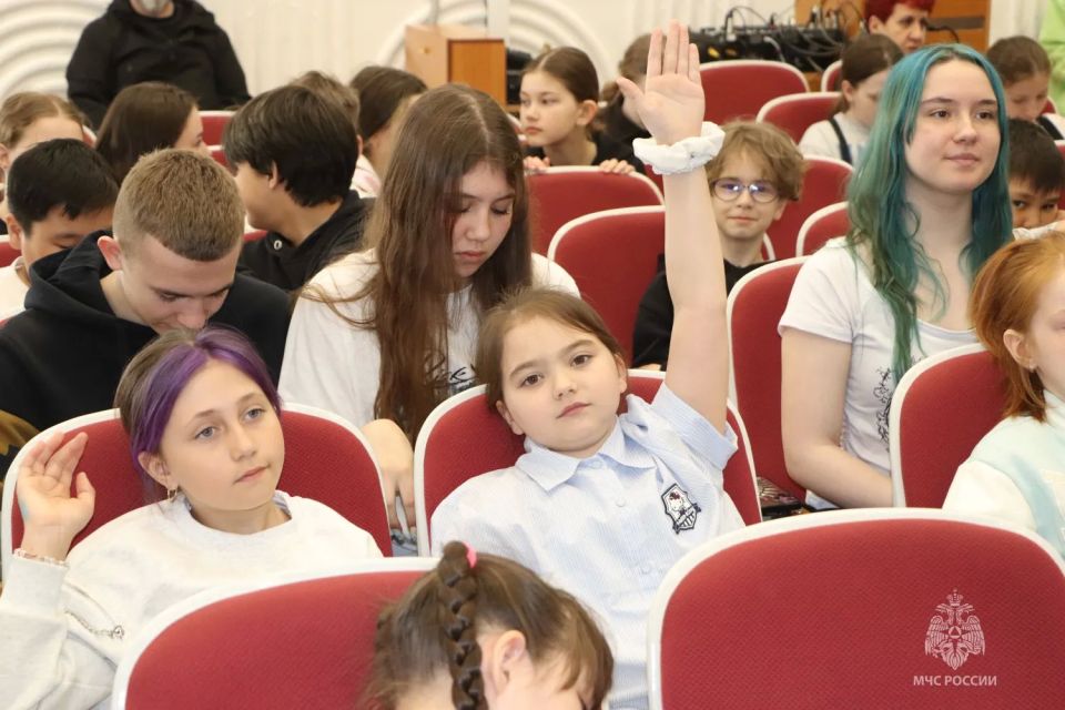 Каникулы без происшествий. В первый день работы летней пришкольной площадки в гимназии №30 города Магадана гостей ждал необычный сюрприз: к ребятам приехал государственный инспектор по пожарному надзору Андрей Глушак Каникулы без происшествий. В первый день работы летней пришкольной площадки в гимназии №30 города Магадана гостей ждал необычный сюрприз: к ребятам приехал государственный инспектор по пожарному надзору Андрей Глушак