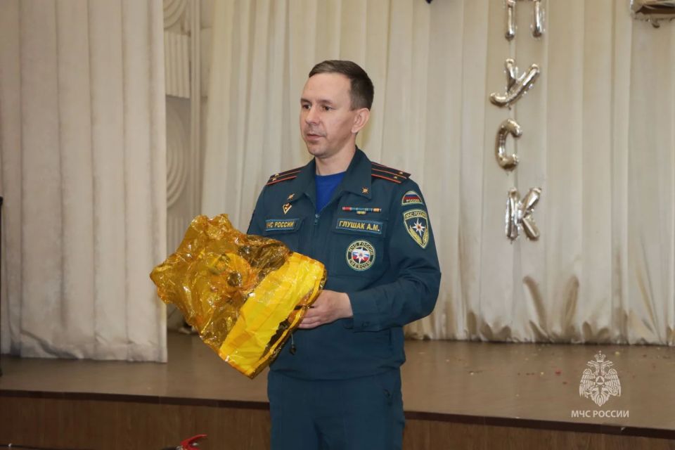 Каникулы без происшествий. В первый день работы летней пришкольной площадки в гимназии №30 города Магадана гостей ждал необычный сюрприз: к ребятам приехал государственный инспектор по пожарному надзору Андрей Глушак Каникулы без происшествий. В первый день работы летней пришкольной площадки в гимназии №30 города Магадана гостей ждал необычный сюрприз: к ребятам приехал государственный инспектор по пожарному надзору Андрей Глушак