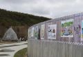 Уличная выставка детских рисунков открылась в магаданском этнопарке «Дюкча»