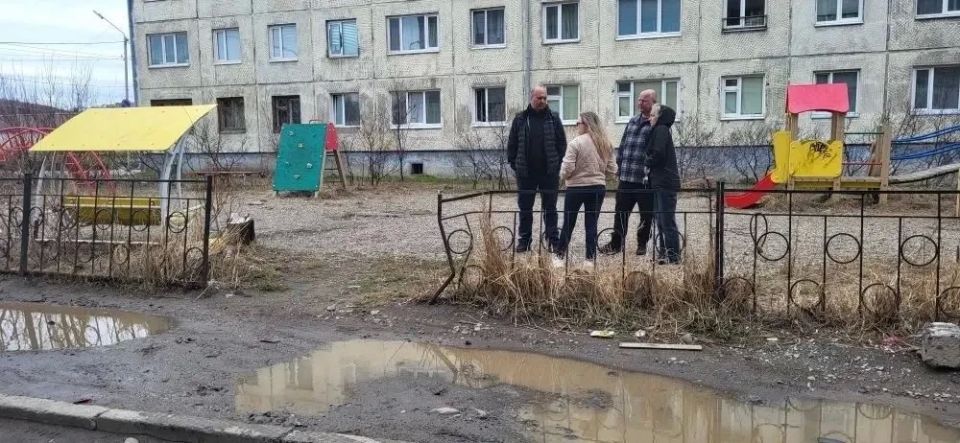 Павел Безменов провел рабочую встречу с жителями домов 17 и 19 по улице Транспортной Павел Безменов провел рабочую встречу с жителями домов 17 и 19 по улице Транспортной