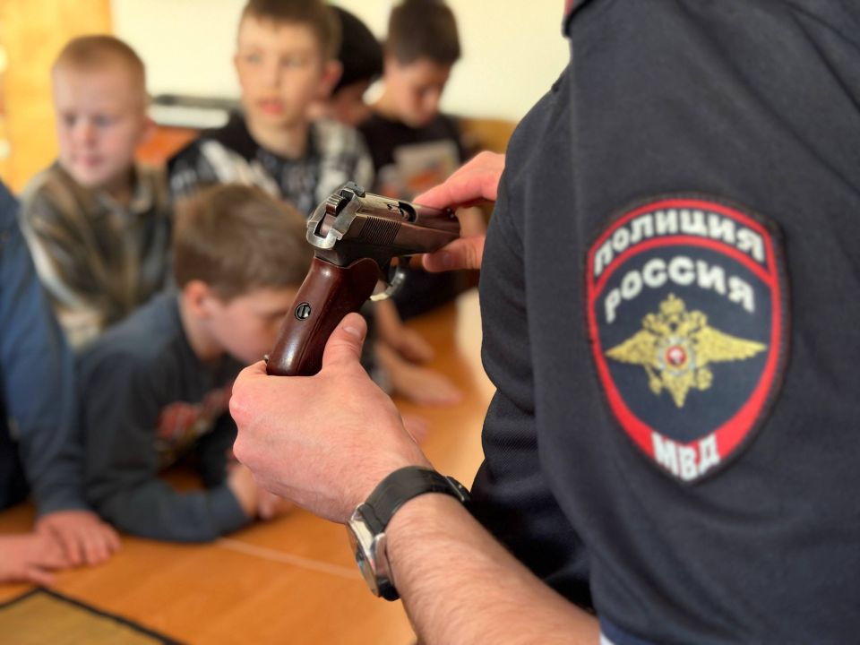 Магаданские школьники провели «Один день с полицией России»: стражи порядка и общественники пригласили ребят в музей колымской милиции Магаданские школьники провели «Один день с полицией России»: стражи порядка и общественники пригласили ребят в музей колымской милиции
