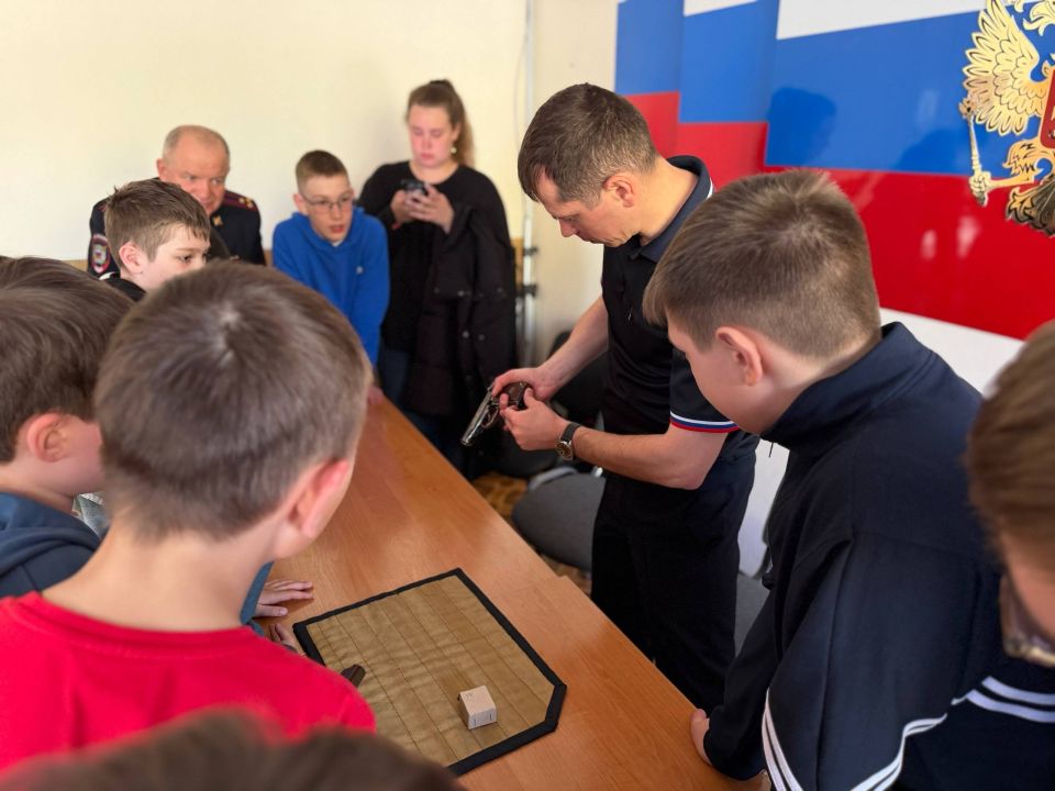 Магаданские школьники провели «Один день с полицией России»: стражи порядка и общественники пригласили ребят в музей колымской милиции Магаданские школьники провели «Один день с полицией России»: стражи порядка и общественники пригласили ребят в музей колымской милиции