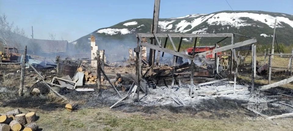 Добровольцы несколько часов защищали от огня родное село Гарманда в Магаданской области Добровольцы несколько часов защищали от огня родное село Гарманда в Магаданской области
