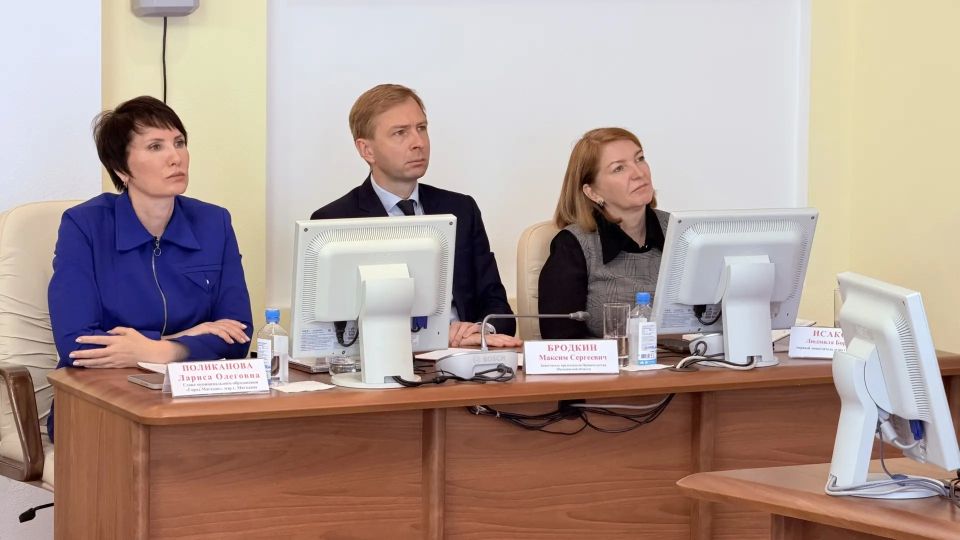 На заседании Магаданской городской Думы депутаты рассмотрели отчет главы муниципального образования «Город Магадан», мэра города Магадана Ларисы Поликановой о результатах ее деятельности и деятельности мэрии города Магадана... На заседании Магаданской городской Думы депутаты рассмотрели отчет главы муниципального образования «Город Магадан», мэра города Магадана Ларисы Поликановой о результатах ее деятельности и деятельности мэрии города Магадана...