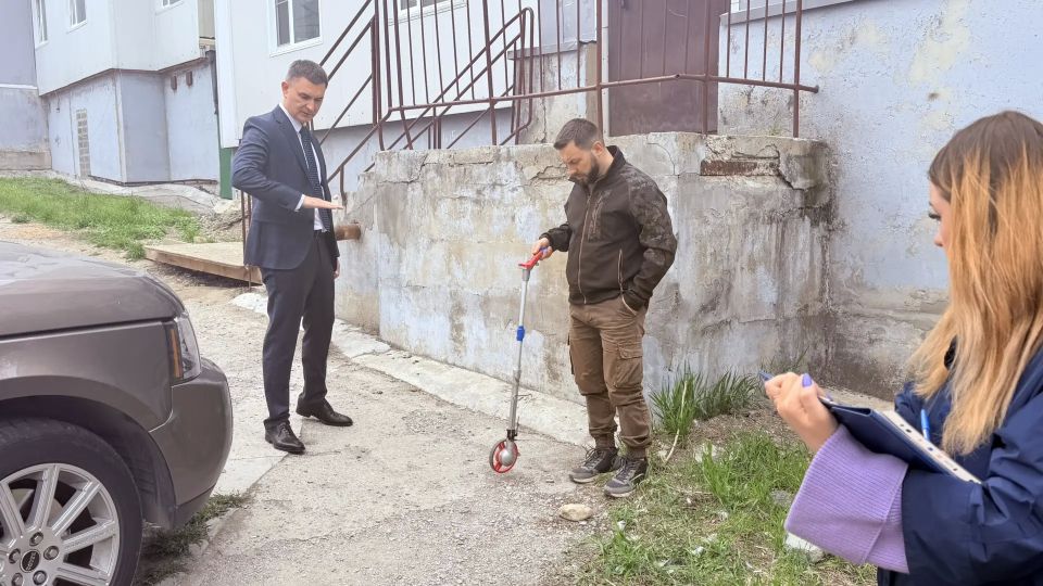 Петр Бурмистров: придомовую территорию дома № 39 на улице Якутской заасфальтируют по наказам избирателей Петр Бурмистров: придомовую территорию дома № 39 на улице Якутской заасфальтируют по наказам избирателей
