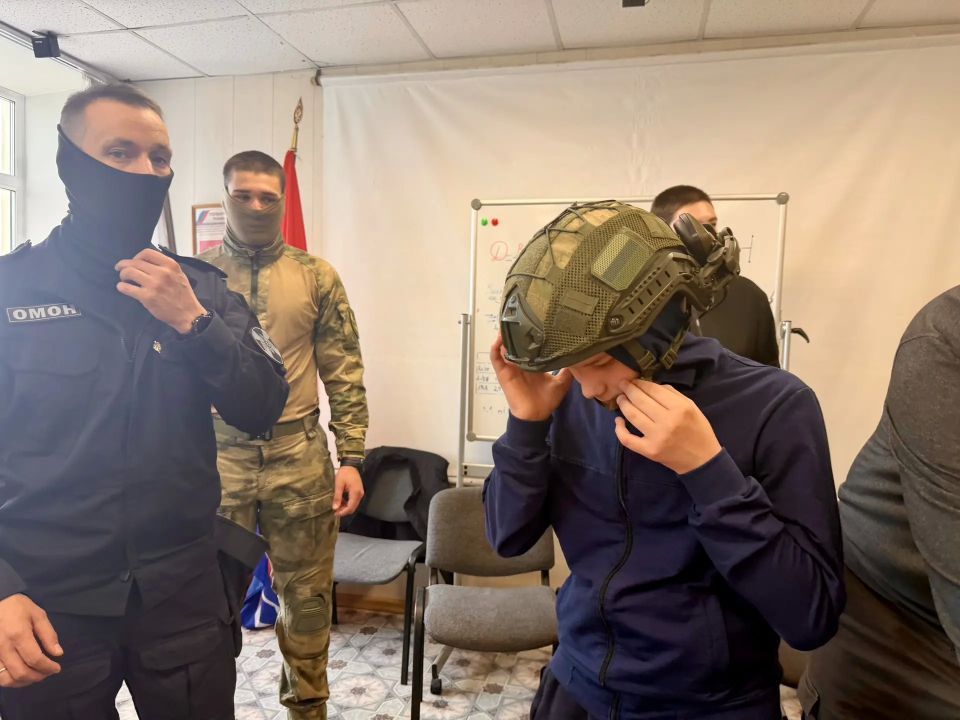 В ОМОН «Гвардеец» прошла экскурсия для особенных гостей В ОМОН «Гвардеец» прошла экскурсия для особенных гостей