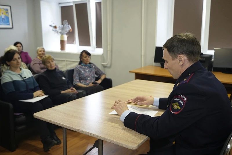 В рамках акции «Не дай себя обмануть!» полицейские посетили магаданский Центр социального обслуживания граждан пожилого возраста и инвалидов В рамках акции «Не дай себя обмануть!» полицейские посетили магаданский Центр социального обслуживания граждан пожилого возраста и инвалидов