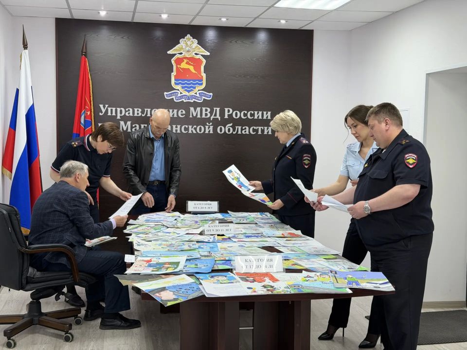 «Инспектор ГАИ глазами детей»: в Магадане полицейские и общественники выбрали лучшие работы из более чем 100 рисунков юных колымчан «Инспектор ГАИ глазами детей»: в Магадане полицейские и общественники выбрали лучшие работы из более чем 100 рисунков юных колымчан