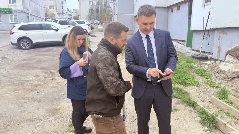 Петр Бурмистров: придомовую территорию дома № 39 на улице Якутской заасфальтируют по наказам избирателей Петр Бурмистров: придомовую территорию дома № 39 на улице Якутской заасфальтируют по наказам избирателей