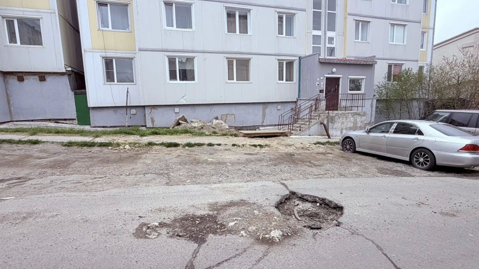 Петр Бурмистров: придомовую территорию дома № 39 на улице Якутской заасфальтируют по наказам избирателей Петр Бурмистров: придомовую территорию дома № 39 на улице Якутской заасфальтируют по наказам избирателей