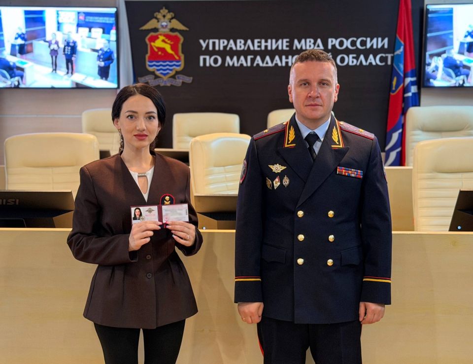 Начальник УМВД России по Магаданской области Дмитрий Князев вручил первые погоны и поздравил сотрудников пресс-службы с профессиональным праздником Начальник УМВД России по Магаданской области Дмитрий Князев вручил первые погоны и поздравил сотрудников пресс-службы с профессиональным праздником