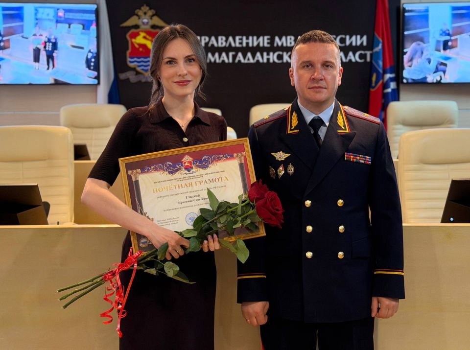 Начальник УМВД России по Магаданской области Дмитрий Князев вручил первые погоны и поздравил сотрудников пресс-службы с профессиональным праздником Начальник УМВД России по Магаданской области Дмитрий Князев вручил первые погоны и поздравил сотрудников пресс-службы с профессиональным праздником