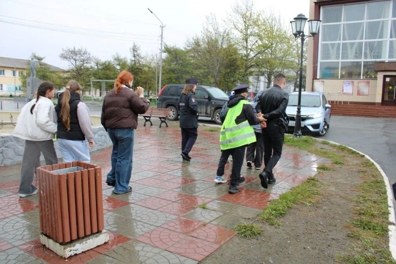 В Магаданской области в преддверии Дня России полицейские, общественники и педагоги Ольского муниципального округа провели акцию «Один день с полицией России» для детей летнего оздоровительного лагеря В Магаданской области в преддверии Дня России полицейские, общественники и педагоги Ольского муниципального округа провели акцию «Один день с полицией России» для детей летнего оздоровительного лагеря