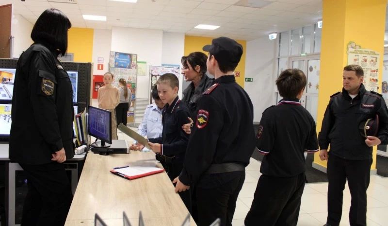 В Магаданской области в преддверии Дня России полицейские, общественники и педагоги Ольского муниципального округа провели акцию «Один день с полицией России» для детей летнего оздоровительного лагеря В Магаданской области в преддверии Дня России полицейские, общественники и педагоги Ольского муниципального округа провели акцию «Один день с полицией России» для детей летнего оздоровительного лагеря