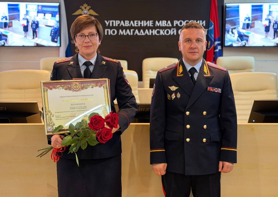 Начальник УМВД России по Магаданской области Дмитрий Князев вручил первые погоны и поздравил сотрудников пресс-службы с профессиональным праздником Начальник УМВД России по Магаданской области Дмитрий Князев вручил первые погоны и поздравил сотрудников пресс-службы с профессиональным праздником