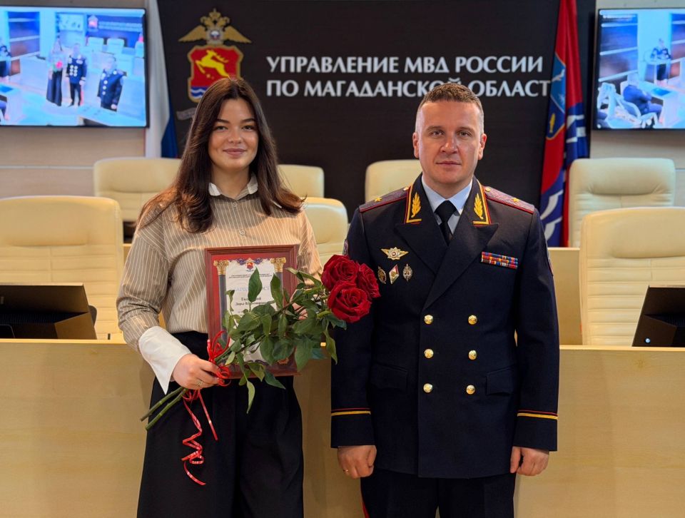 Начальник УМВД России по Магаданской области Дмитрий Князев вручил первые погоны и поздравил сотрудников пресс-службы с профессиональным праздником Начальник УМВД России по Магаданской области Дмитрий Князев вручил первые погоны и поздравил сотрудников пресс-службы с профессиональным праздником