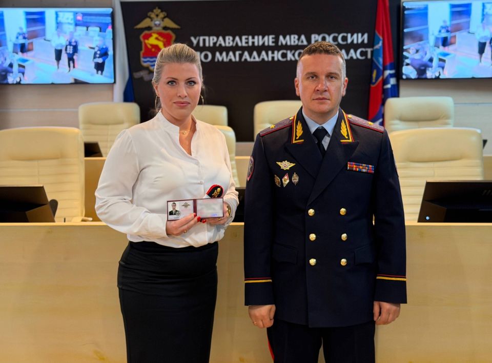 Начальник УМВД России по Магаданской области Дмитрий Князев вручил первые погоны и поздравил сотрудников пресс-службы с профессиональным праздником Начальник УМВД России по Магаданской области Дмитрий Князев вручил первые погоны и поздравил сотрудников пресс-службы с профессиональным праздником