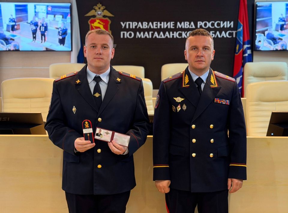Начальник УМВД России по Магаданской области Дмитрий Князев вручил первые погоны и поздравил сотрудников пресс-службы с профессиональным праздником Начальник УМВД России по Магаданской области Дмитрий Князев вручил первые погоны и поздравил сотрудников пресс-службы с профессиональным праздником