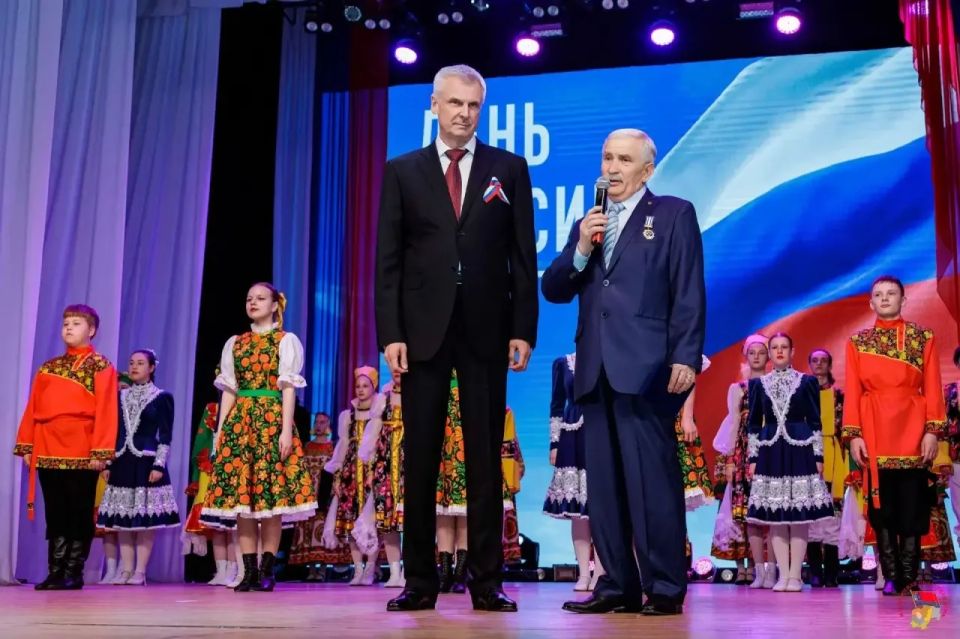 Сергей Носов: Государственные награды, благодарственные письма Президента РФ и почетные звания вручил людям, которые своим трудом внесли вклад в социально-экономическое развитие Магаданской области Сергей Носов: Государственные награды, благодарственные письма Президента РФ и почетные звания вручил людям, которые своим трудом внесли вклад в социально-экономическое развитие Магаданской области