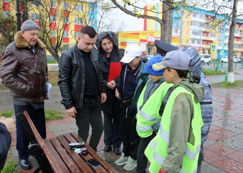 В Магаданской области в преддверии Дня России полицейские, общественники и педагоги Ольского муниципального округа провели акцию «Один день с полицией России» для детей летнего оздоровительного лагеря В Магаданской области в преддверии Дня России полицейские, общественники и педагоги Ольского муниципального округа провели акцию «Один день с полицией России» для детей летнего оздоровительного лагеря