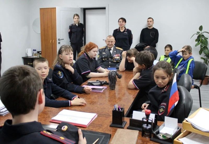 В Магаданской области в преддверии Дня России полицейские, общественники и педагоги Ольского муниципального округа провели акцию «Один день с полицией России» для детей летнего оздоровительного лагеря В Магаданской области в преддверии Дня России полицейские, общественники и педагоги Ольского муниципального округа провели акцию «Один день с полицией России» для детей летнего оздоровительного лагеря