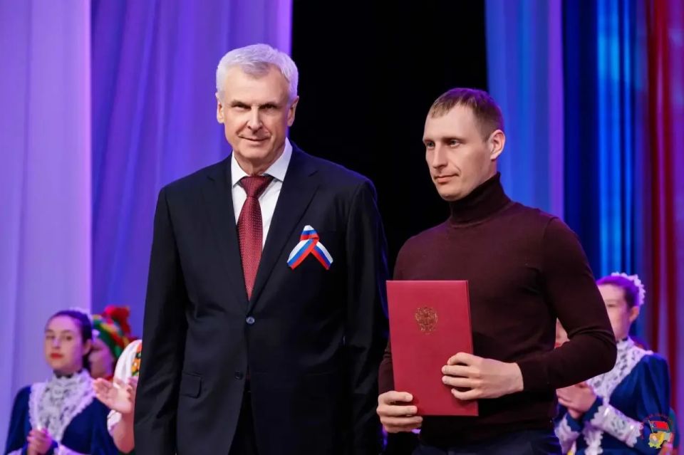Сергей Носов: Государственные награды, благодарственные письма Президента РФ и почетные звания вручил людям, которые своим трудом внесли вклад в социально-экономическое развитие Магаданской области Сергей Носов: Государственные награды, благодарственные письма Президента РФ и почетные звания вручил людям, которые своим трудом внесли вклад в социально-экономическое развитие Магаданской области