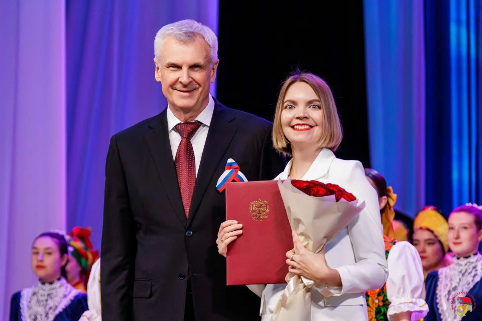 В День России в Центре культуры Магадана прошёл праздничный концерт «Россия - наша Родина, священная земля» В День России в Центре культуры Магадана прошёл праздничный концерт «Россия - наша Родина, священная земля»