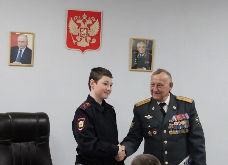 В Магаданской области в преддверии Дня России полицейские, общественники и педагоги Ольского муниципального округа провели акцию «Один день с полицией России» для детей летнего оздоровительного лагеря В Магаданской области в преддверии Дня России полицейские, общественники и педагоги Ольского муниципального округа провели акцию «Один день с полицией России» для детей летнего оздоровительного лагеря