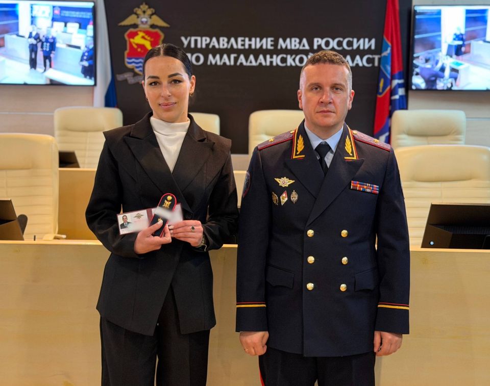Начальник УМВД России по Магаданской области Дмитрий Князев вручил первые погоны и поздравил сотрудников пресс-службы с профессиональным праздником Начальник УМВД России по Магаданской области Дмитрий Князев вручил первые погоны и поздравил сотрудников пресс-службы с профессиональным праздником