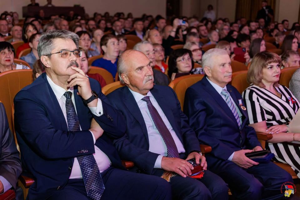 В День России в Центре культуры Магадана прошёл праздничный концерт «Россия - наша Родина, священная земля» В День России в Центре культуры Магадана прошёл праздничный концерт «Россия - наша Родина, священная земля»