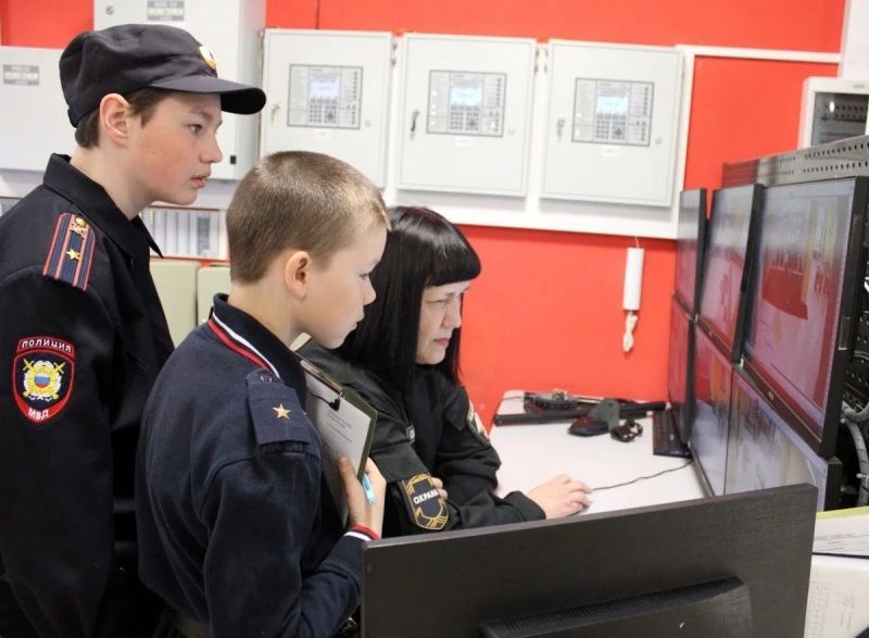 В Магаданской области в преддверии Дня России полицейские, общественники и педагоги Ольского муниципального округа провели акцию «Один день с полицией России» для детей летнего оздоровительного лагеря В Магаданской области в преддверии Дня России полицейские, общественники и педагоги Ольского муниципального округа провели акцию «Один день с полицией России» для детей летнего оздоровительного лагеря